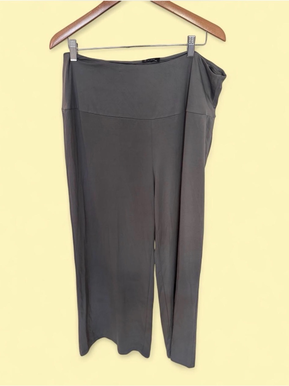 Sleek Wide-Leg Pull-On Pants in Gray